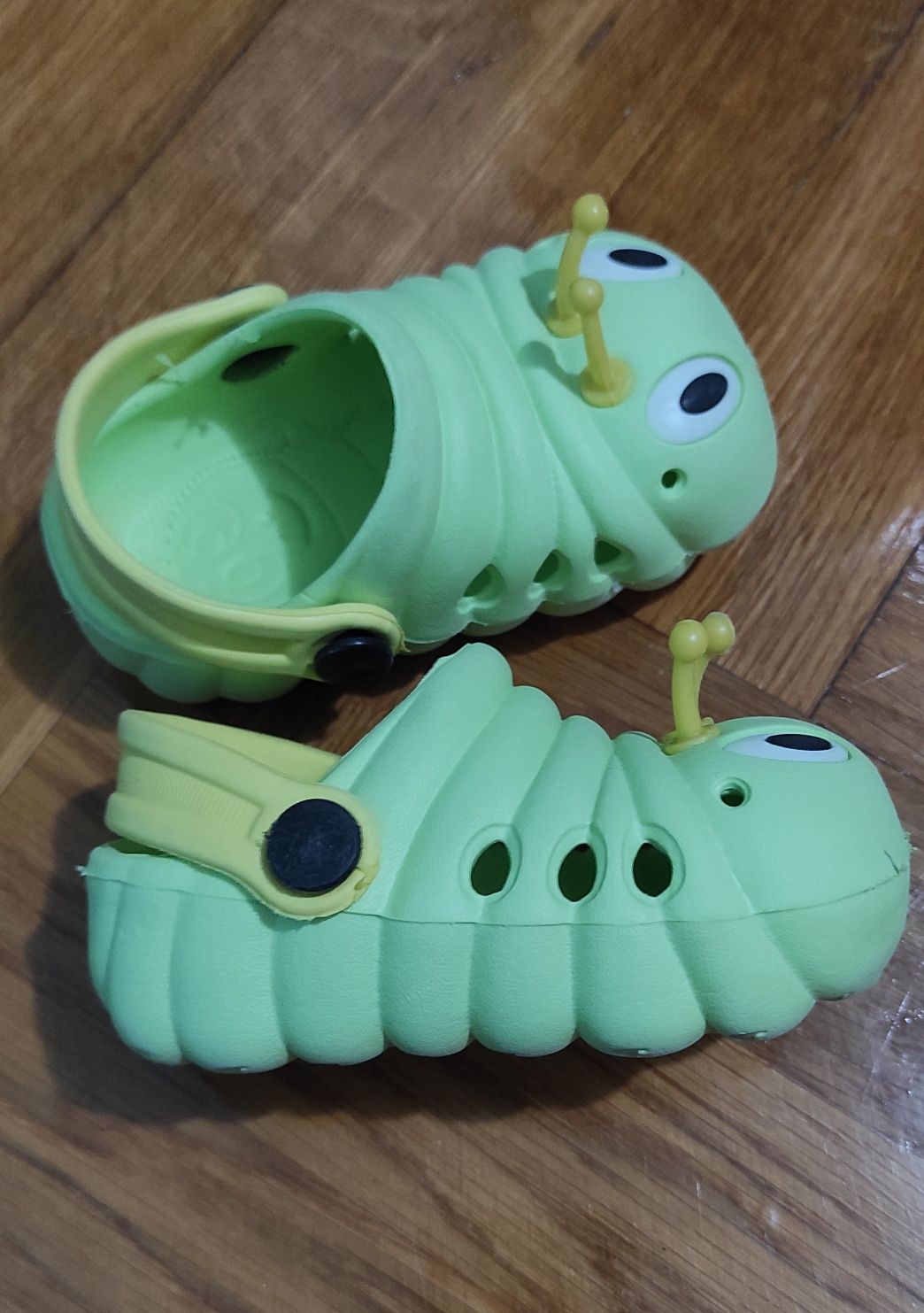 Pack com crocs e sandálias