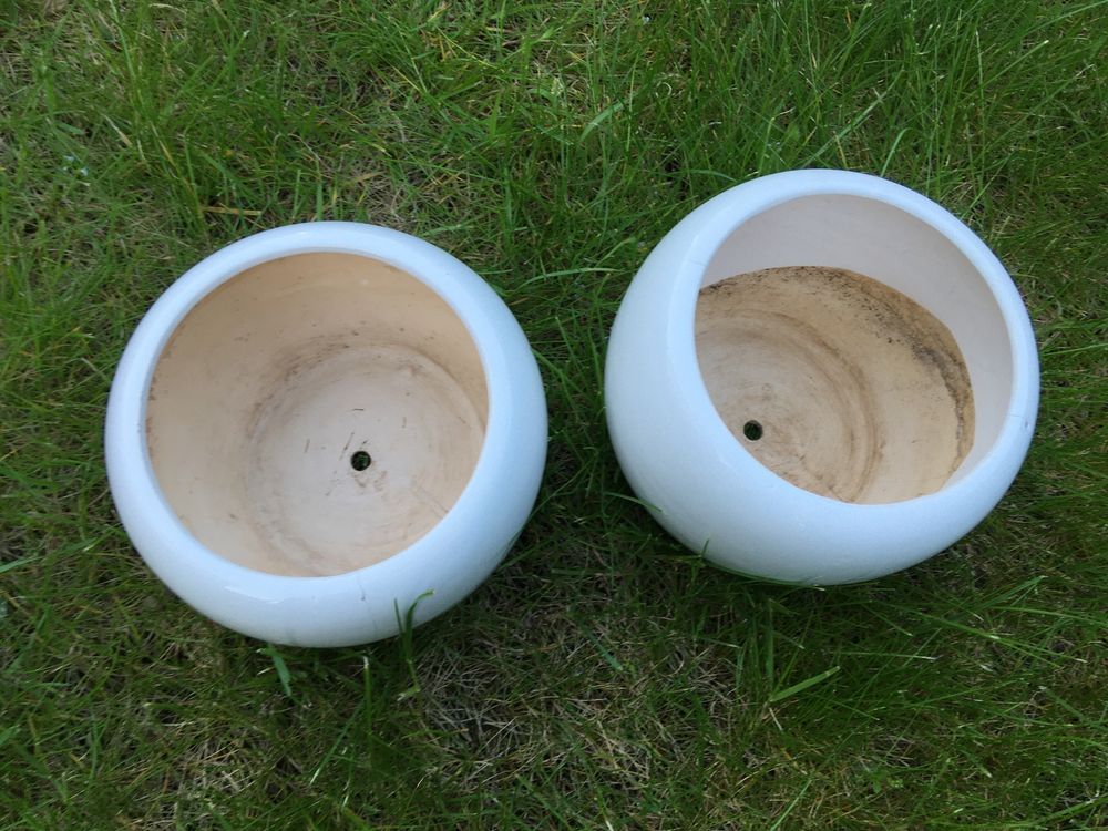 białe doniczki ceramiczne komplet 2 sztuki uszkodzone