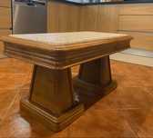 Mesa decorativa de madeira com tampa em granito