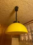 Lampa wisząca z regulowaną długością.