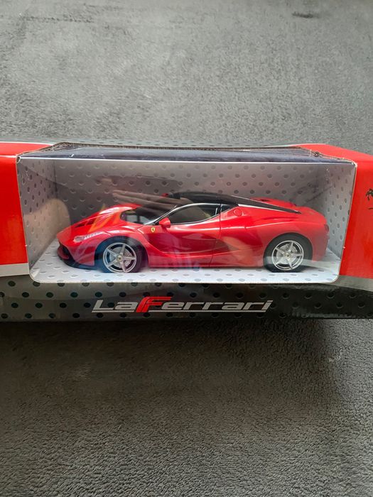 Auto zdalnie sterowane (Ferrari) 1:24