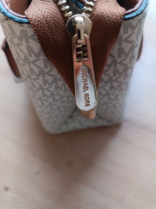 Śliczna torebka do ręki ,cala logowana 20-28 cm