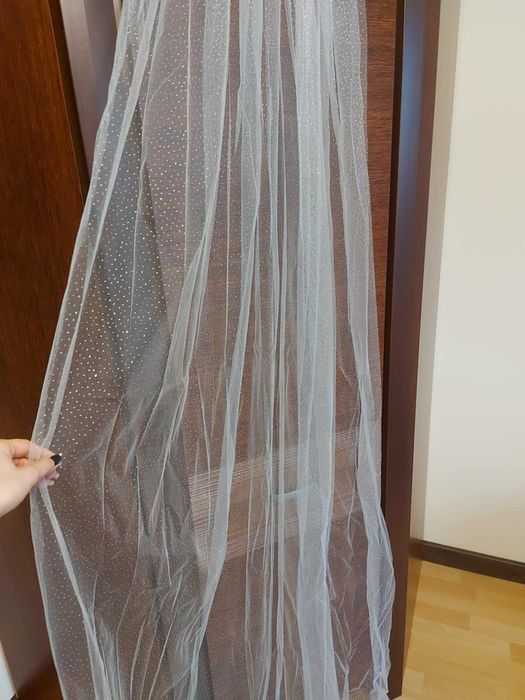 Długi welon ślubny – 230 cm, zimna biel z brokatem