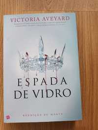 Espada de vidro, da trilogia de Vitória Arveyard