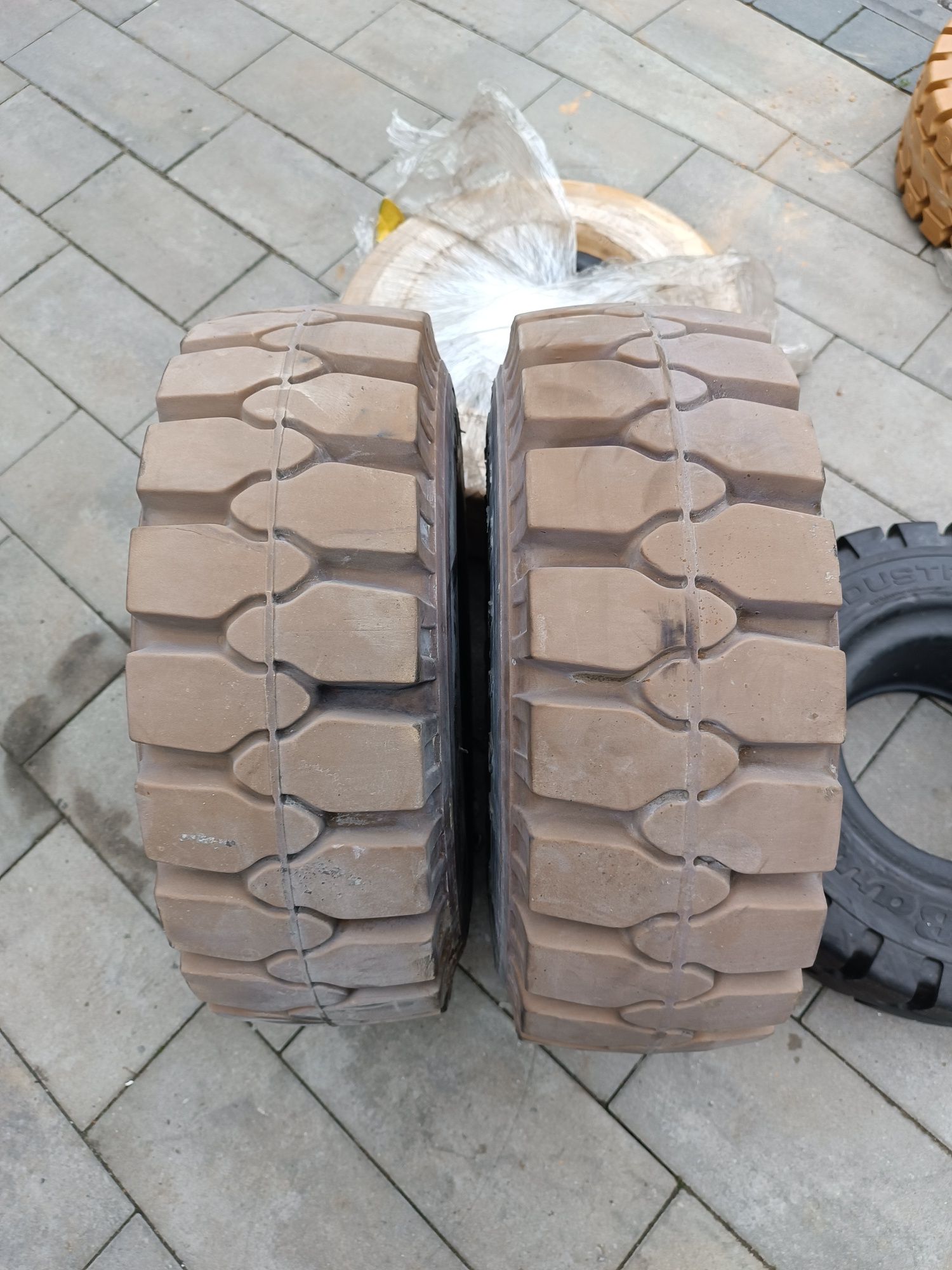Opony pelne 21x8-9 Gumasol białe wózek widłowy-nowe-