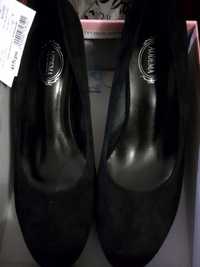 Продам туфли черные новые 39 размер