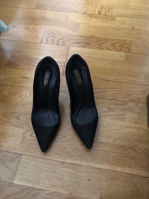 Sapato salto alto de camurça preta da marca de luxo Schutz.
