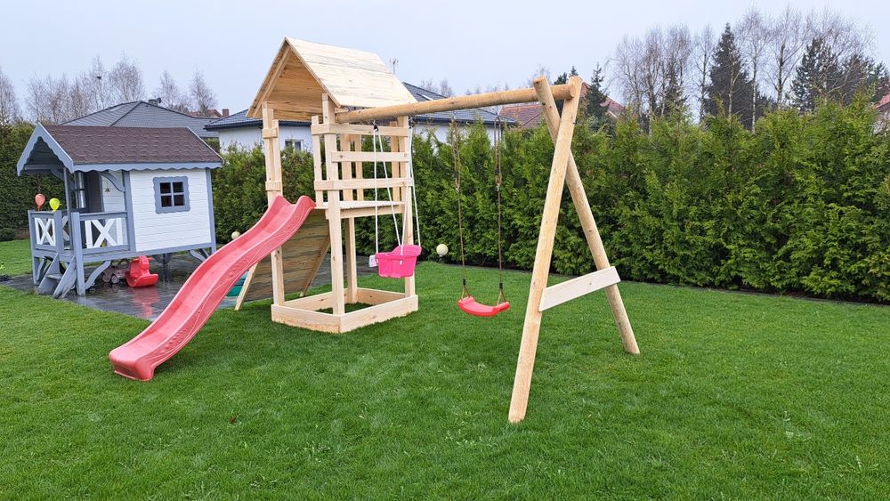 Plac zabaw zjeżdżalnia piaskownica drabinka huśtawka ślizg