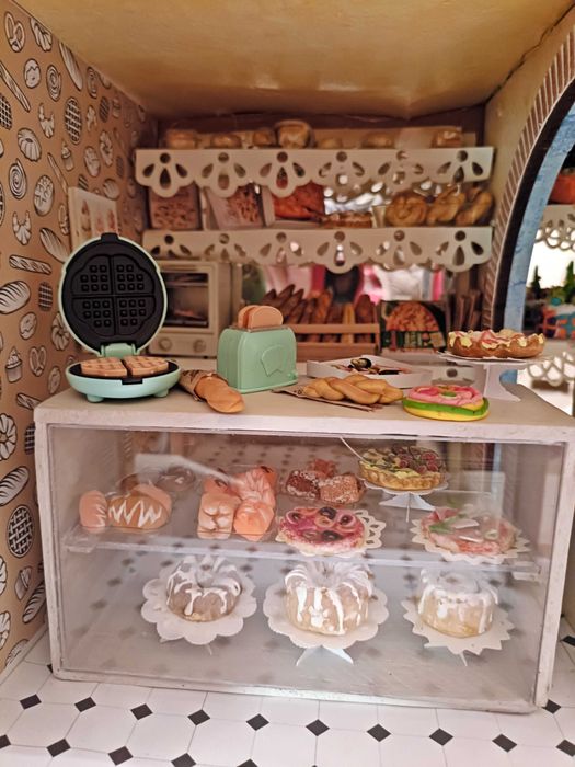 Casa de Bonecas Artesanal  com Loja de Doces e Telhado de Telhas