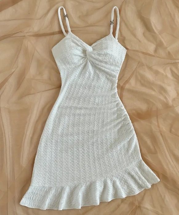 Біле літнє плаття