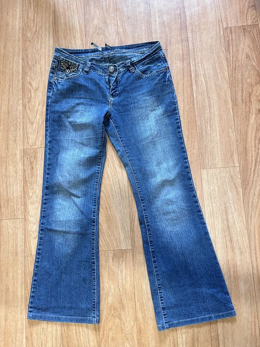 Вінтажні джинси кльош на низькій посадці з гарними корманами