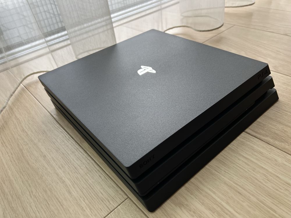 PS4 Pro CUH-7216B + 2 pady + 5 gier