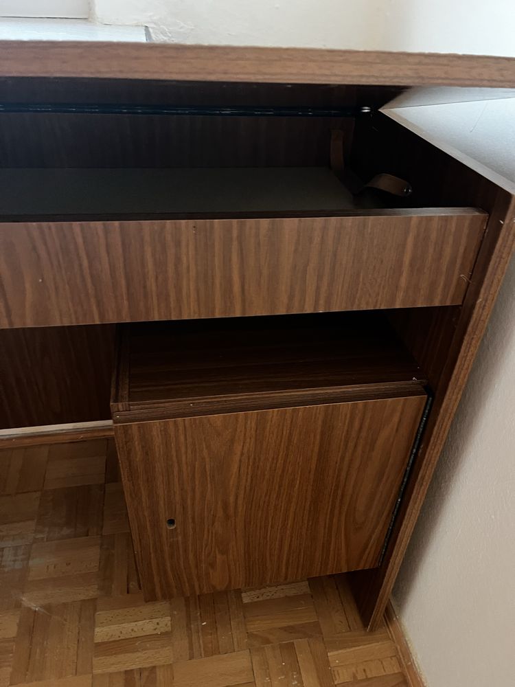 Solidne biurko z szafką na klucz