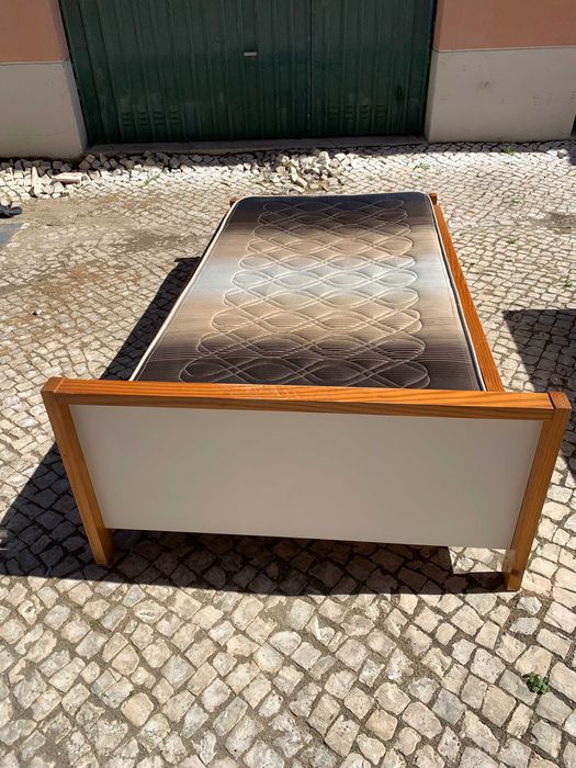 Cama em Pinho de solteiro, estrado, cabeceira e colchão verão inverno