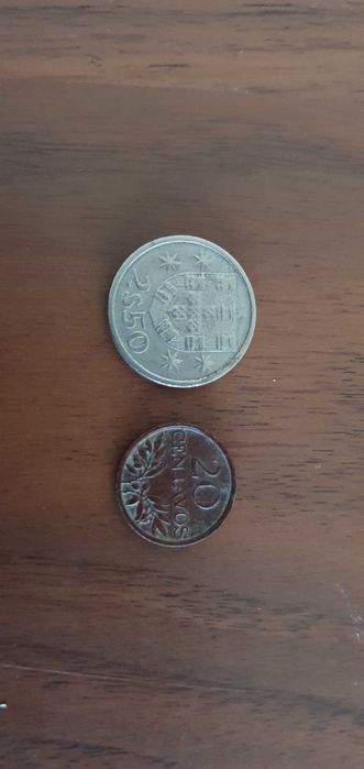2 moedas (2.5 Escudos 1984 + 20 Centavos de 1974)