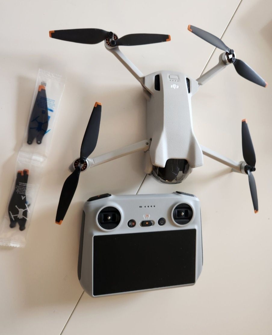 Dron DJI Mini 3 z kontrolerem RC
