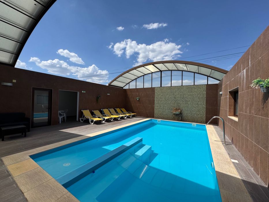 Moradia com piscina partilhada