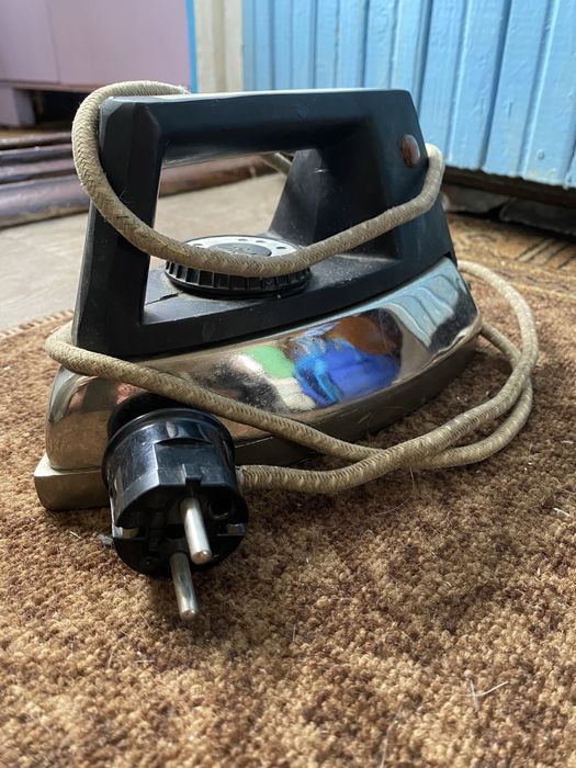 Утюг дорожный в хорошем рабочем состоянии. 1982год