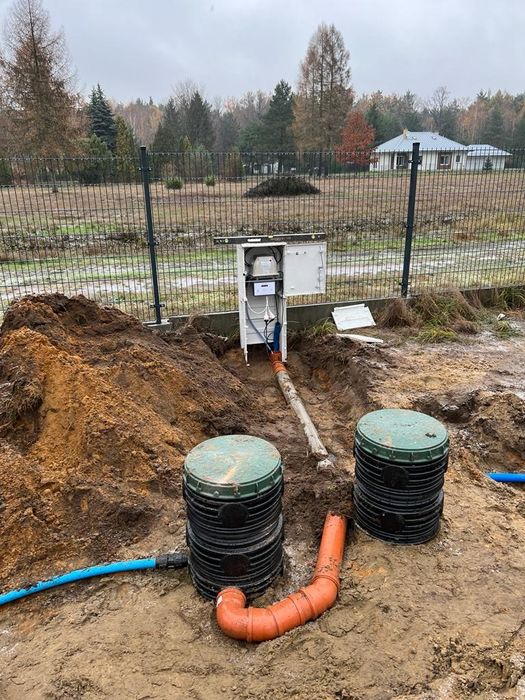 Mały zbiornik na szambo oczyszczalnia ekologiczna małą koparką