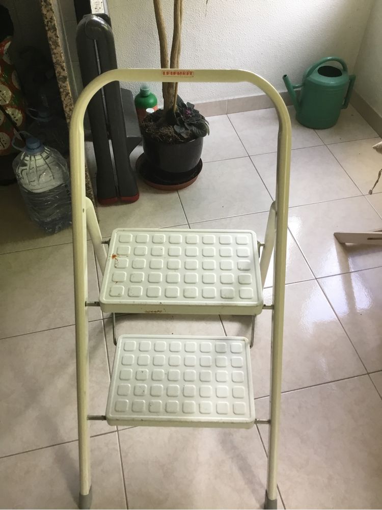Escadote dobravel com 2 degraus