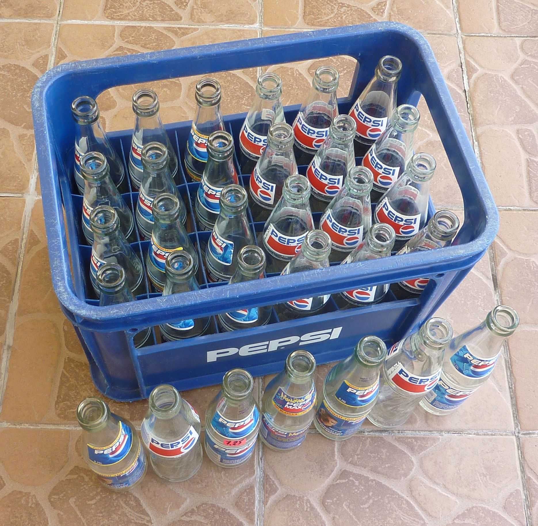 kontener z 1995 r. i 31 butelek 0,25 l - PEPSI-COLA - różne etykiety