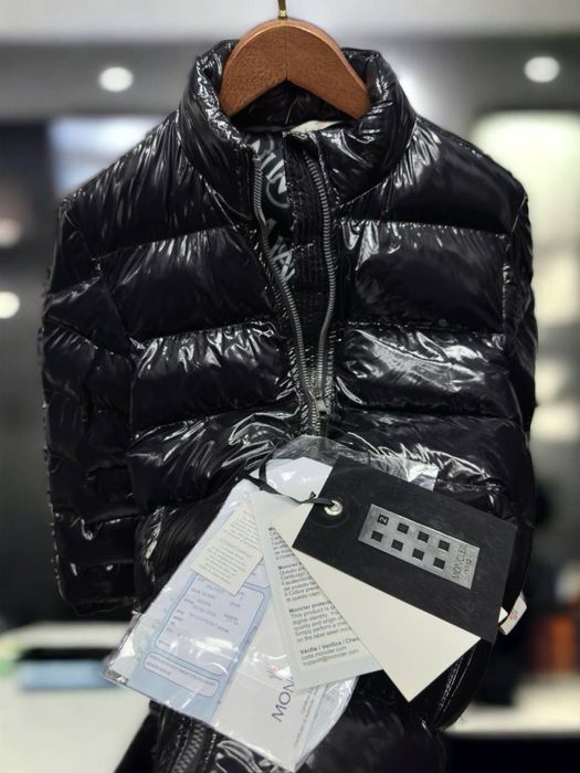 Чоловіча чорна куртка Moncler демісезонна монклер блискуча коротка
