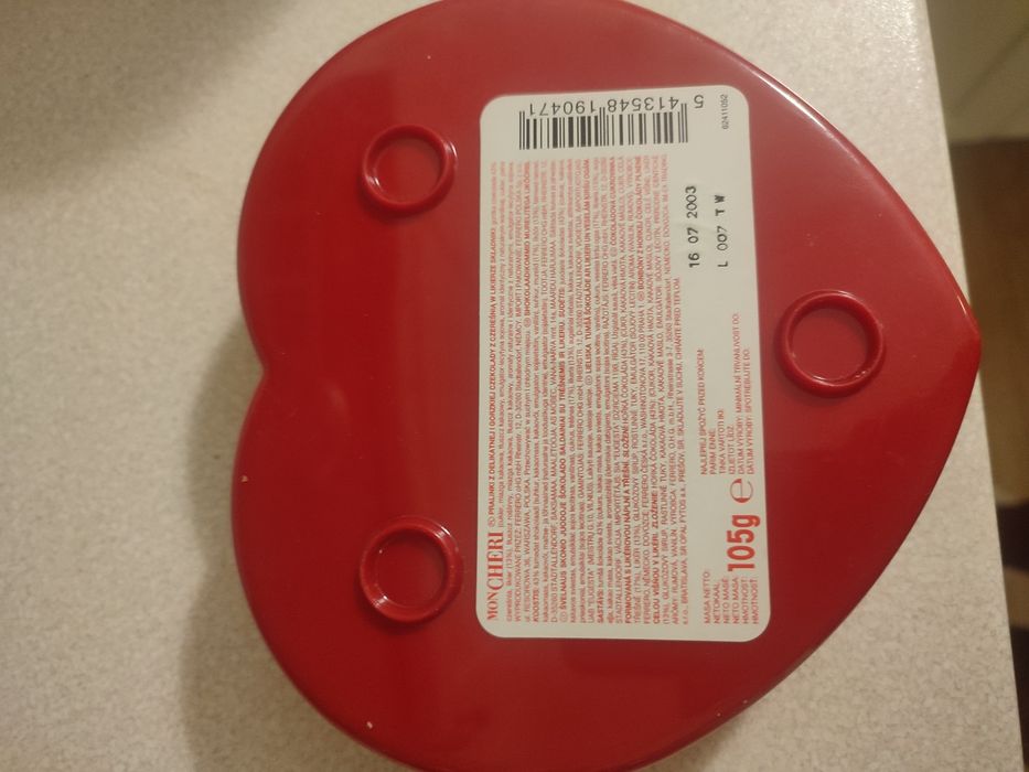 Pudełko po czekoladkach Mon Cheri z 2003 roku