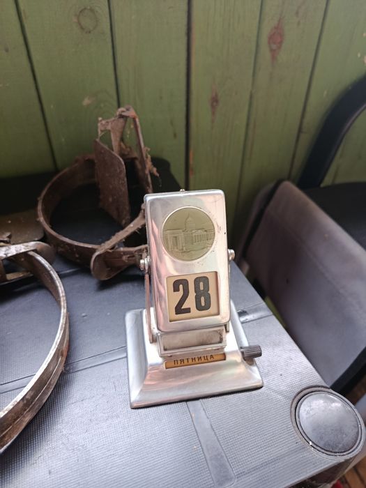 советский настольный вечный (или перекидной) календарь из металла.