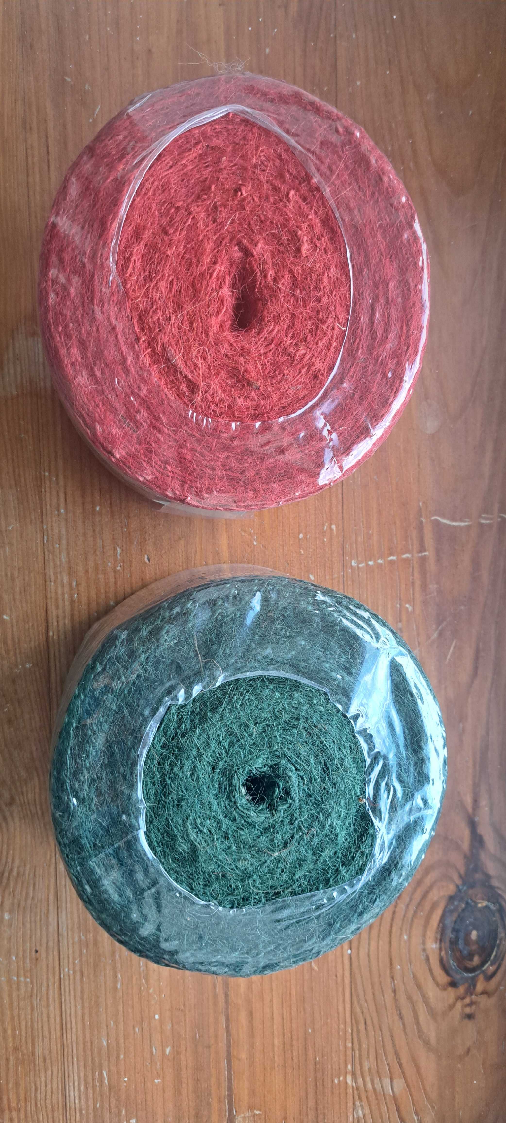 Taśmy z juty w dwóch kolorach (czerwony i zielony) 10 cm × 25 m