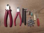 Zestaw narzędzi: śrubokręty, szczypce, klucze imbusowe, multitool