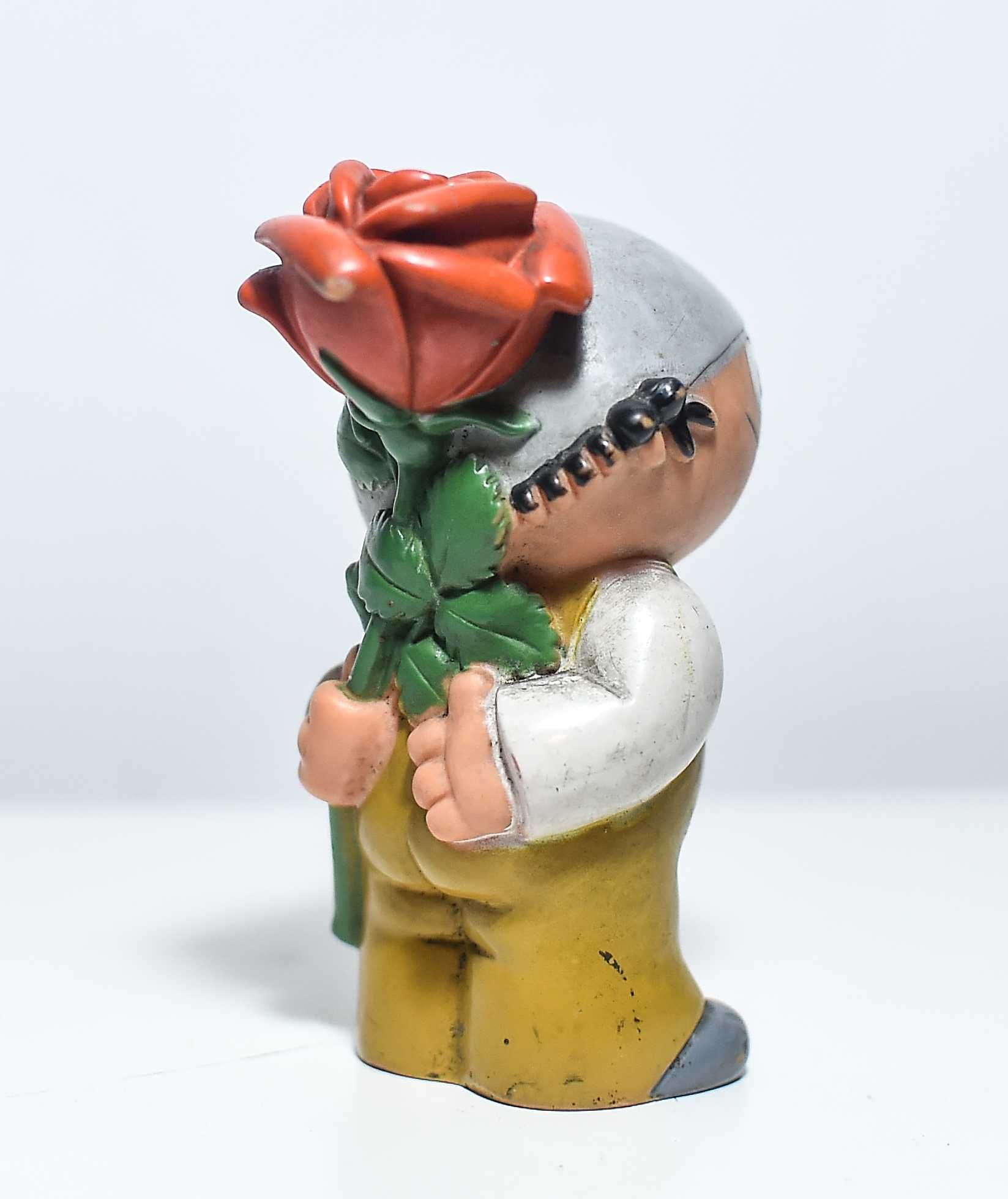 Figurka Goebel Gonni 11cm z różą John Goebel