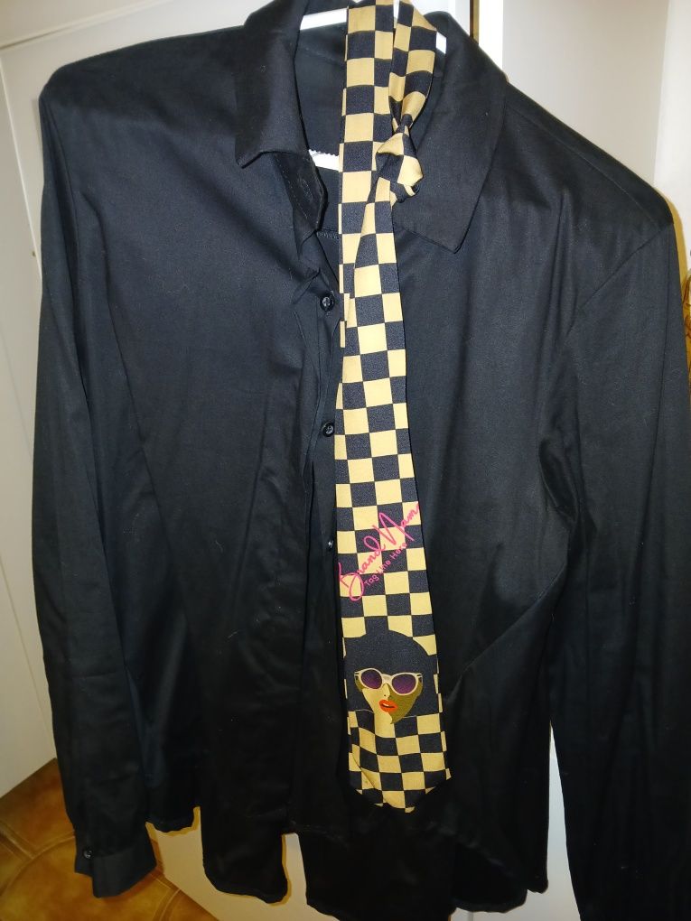 Camisa preta com gravata gira