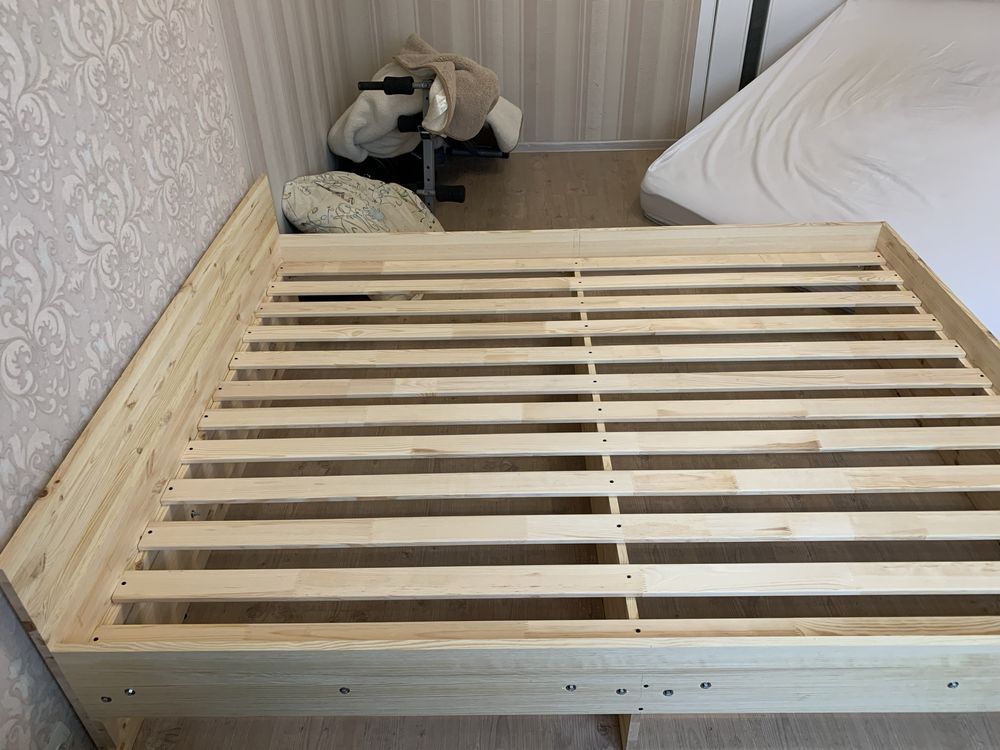 Продам деревянную кровать двух спальную