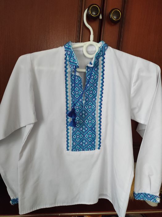 Сорочка дитяча на 5-6 років. Плаття жіноче 38р. Рушники низинкою.