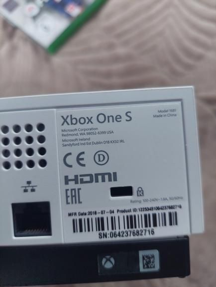 Продаєть Xbox one S