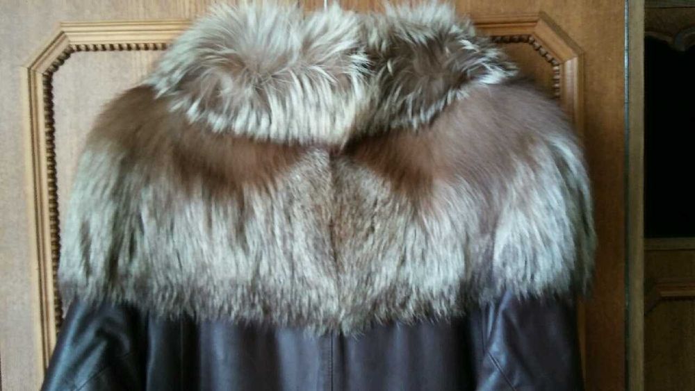 Piękny ocieplany skórzany płaszcz z lisem rozmiar M