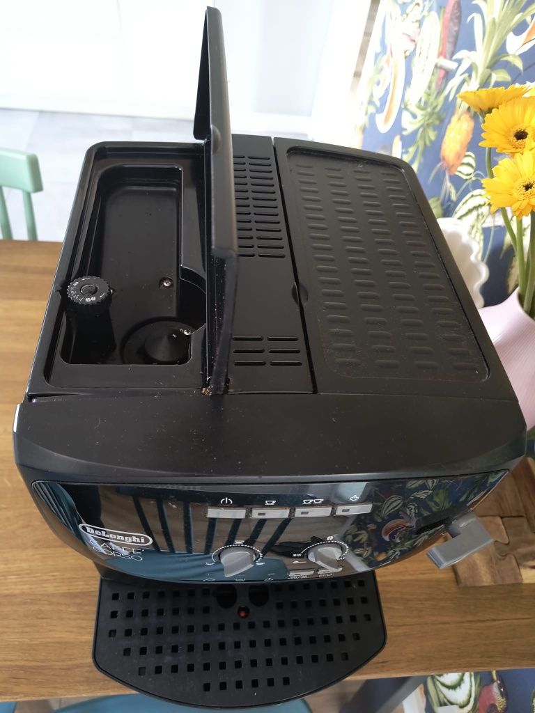 Ekspres automatyczny Delonghi Magnifica Esam2600 caffe corso