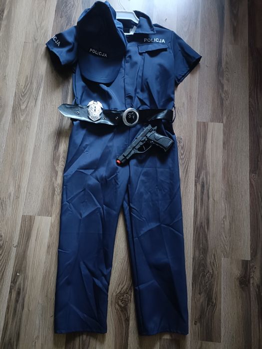 Mama do sprzedania strój komunijny i strój policjanta rozmiar 134