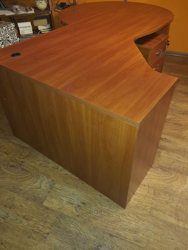 Biurko z dołączonym stolikiem  dla gościa