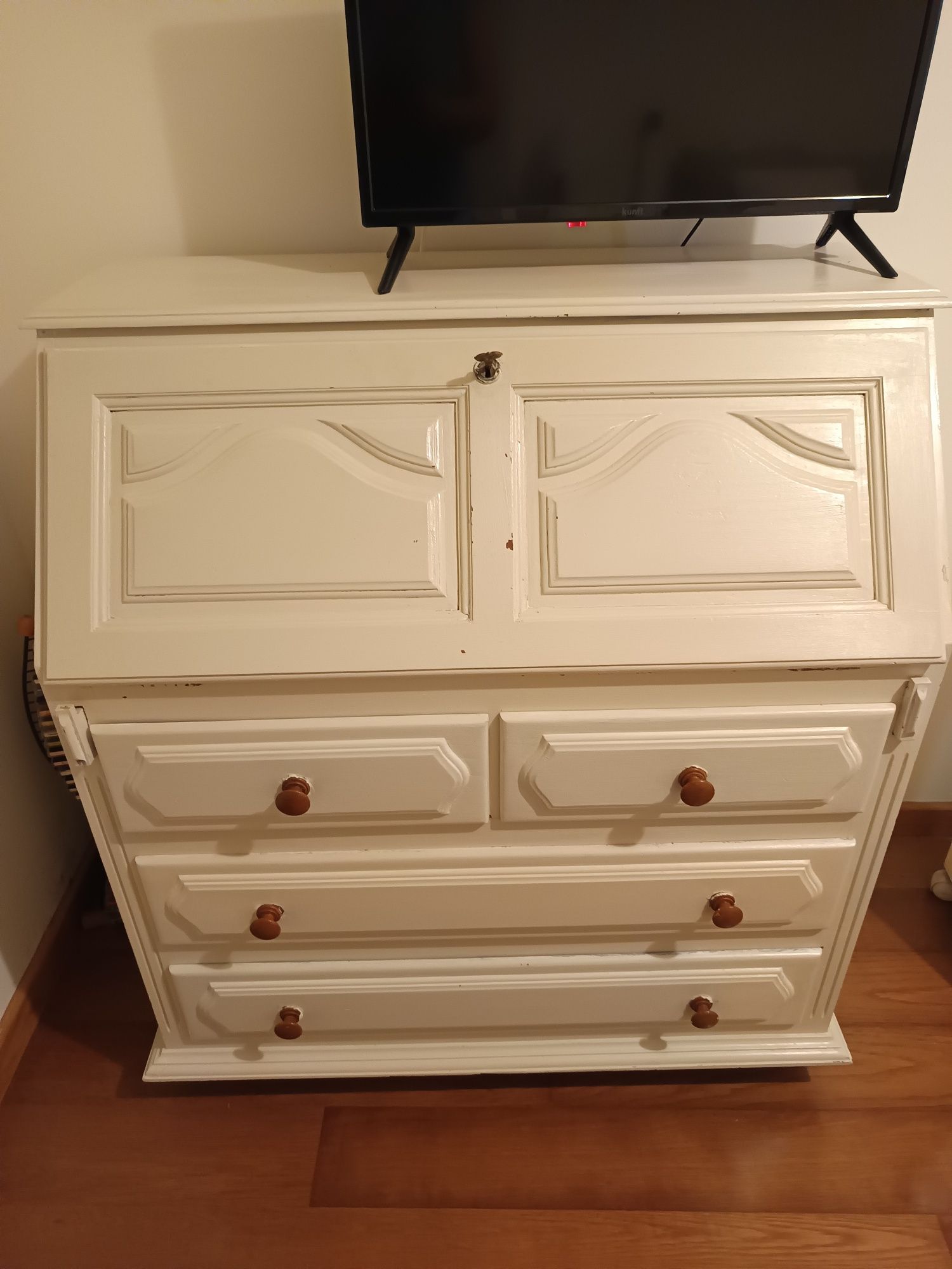 Escrivaninha em madeira pintada de branco