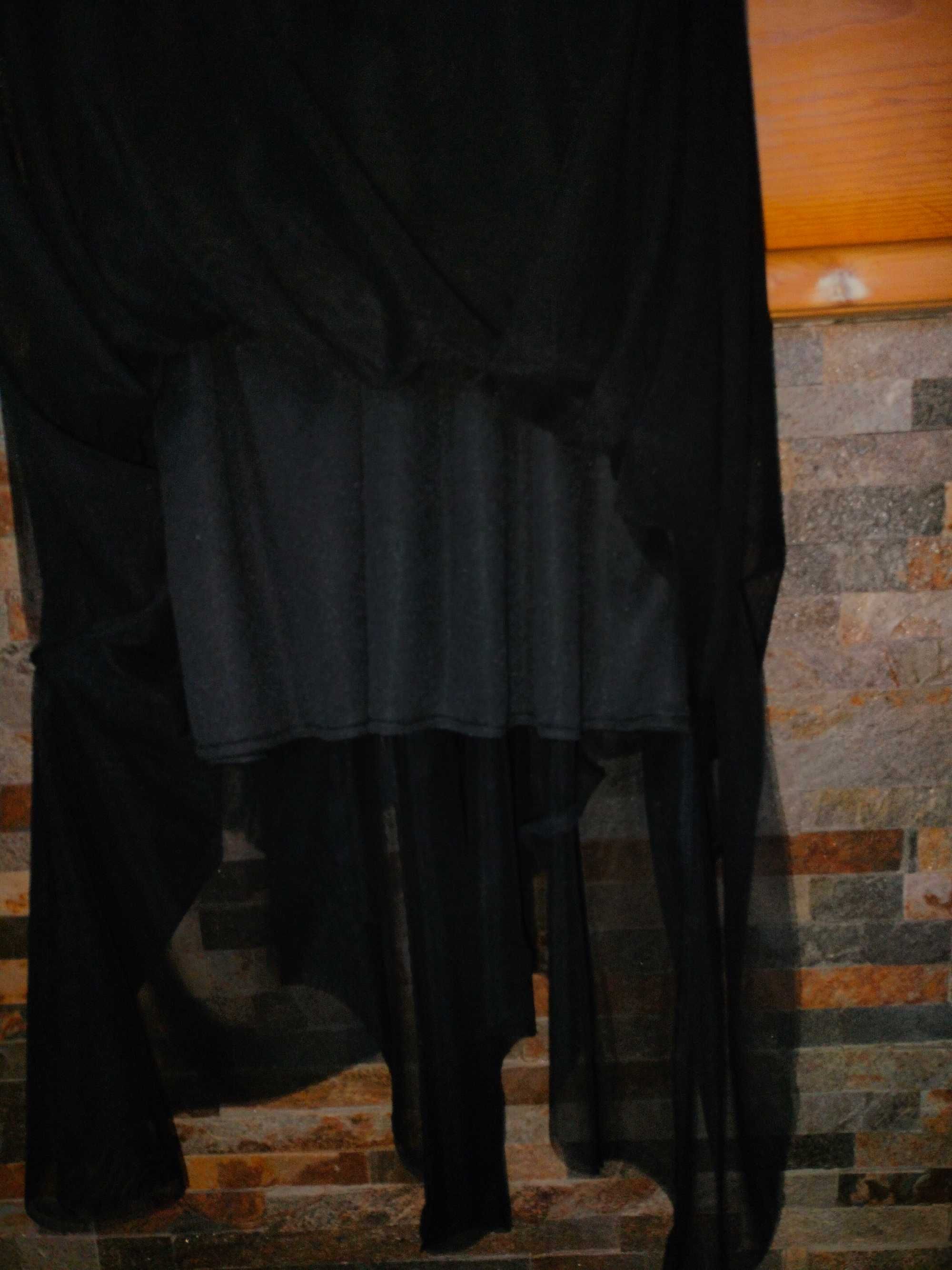 Czarna balowa suknia