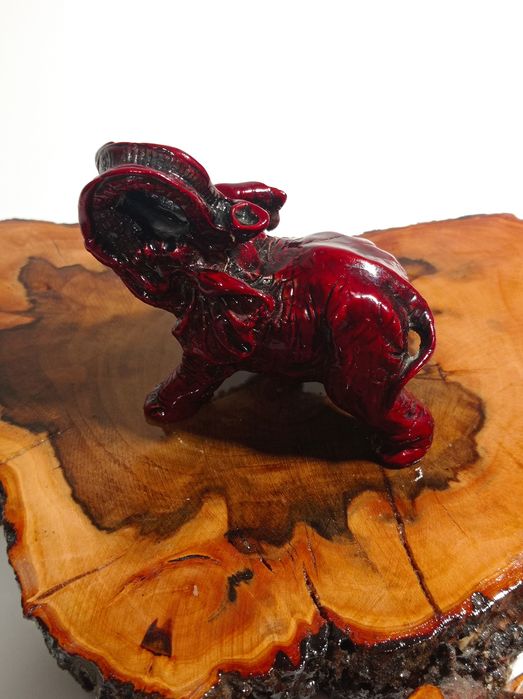 Figurka słonia z chińskiej czerwonej laki