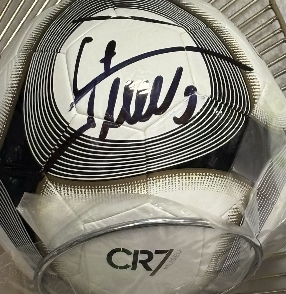 Bola autografado por Cristiano Ronaldo CR7