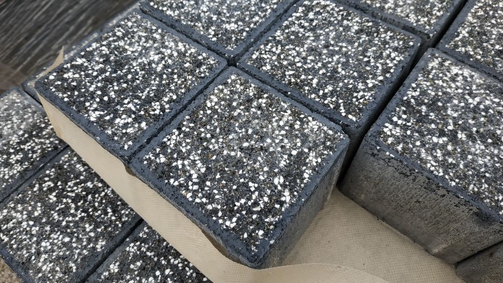 Kostka brukowa wkoło pomnika/na cmentarz FUTURA CZARNA10x10x8cm KURIER