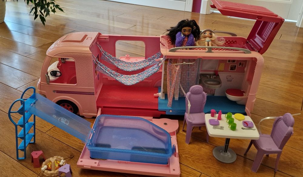 Kamper Barbie, basen ze zjeżdżalnią,kuchnia, łazienka, FBR34
