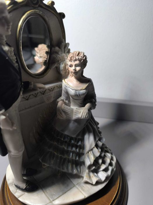 Estatueta Romântica em Porcelana sobre Base de Madeira