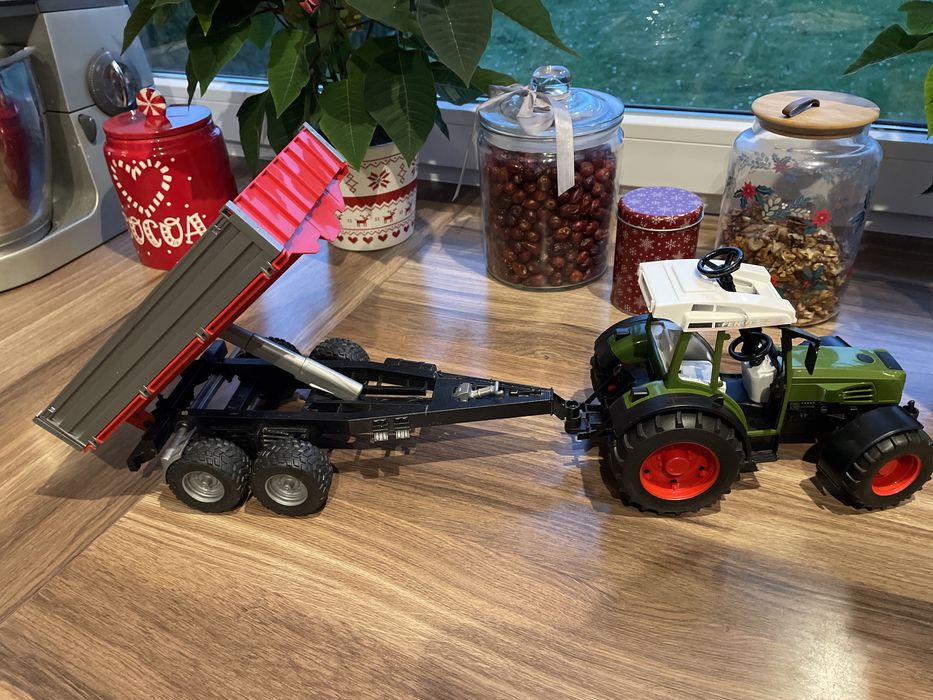 Bruder traktor Fendt i przyczepa