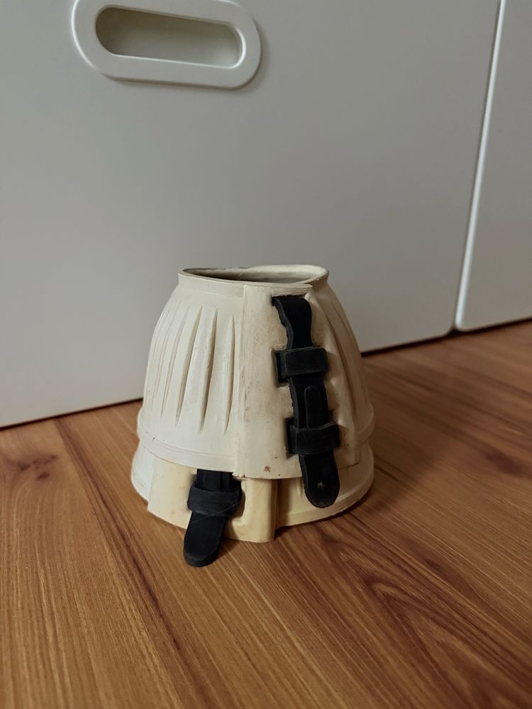 białe kaloszki pony