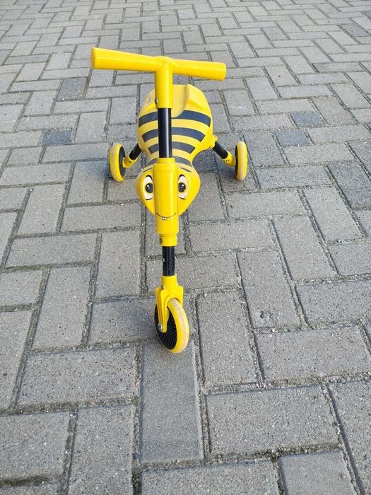 Hulajnoga trójkołowa z siedziskiem