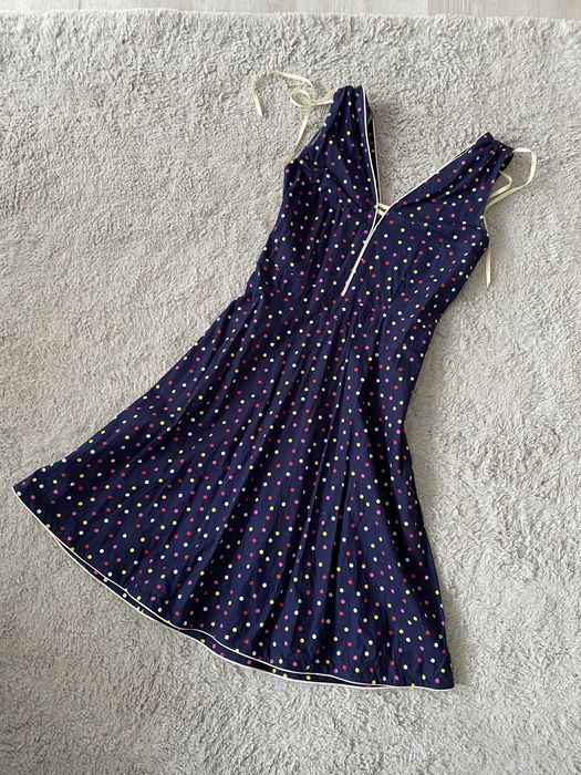 Retro sukienka w grochy vintage z ozdobnymi lamowkami i wstazkami